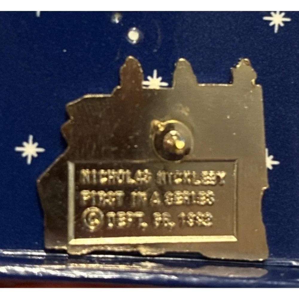 Dept 56 Lapel Pin Dickens Village 1992 Cottage First in Series Nicholas Nickleby